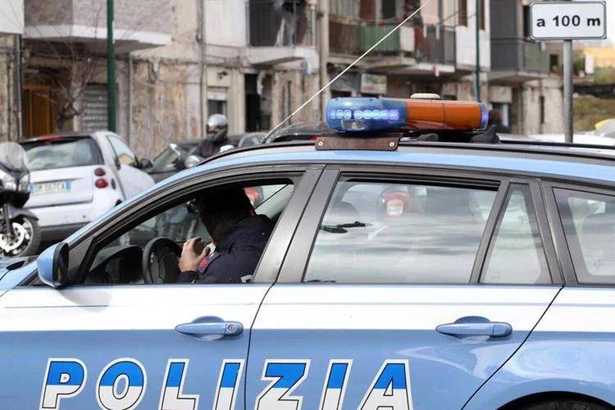 Ragazza accoltellata alla schiena da uno sconosciuto, caccia all'uomo a Salerno - 