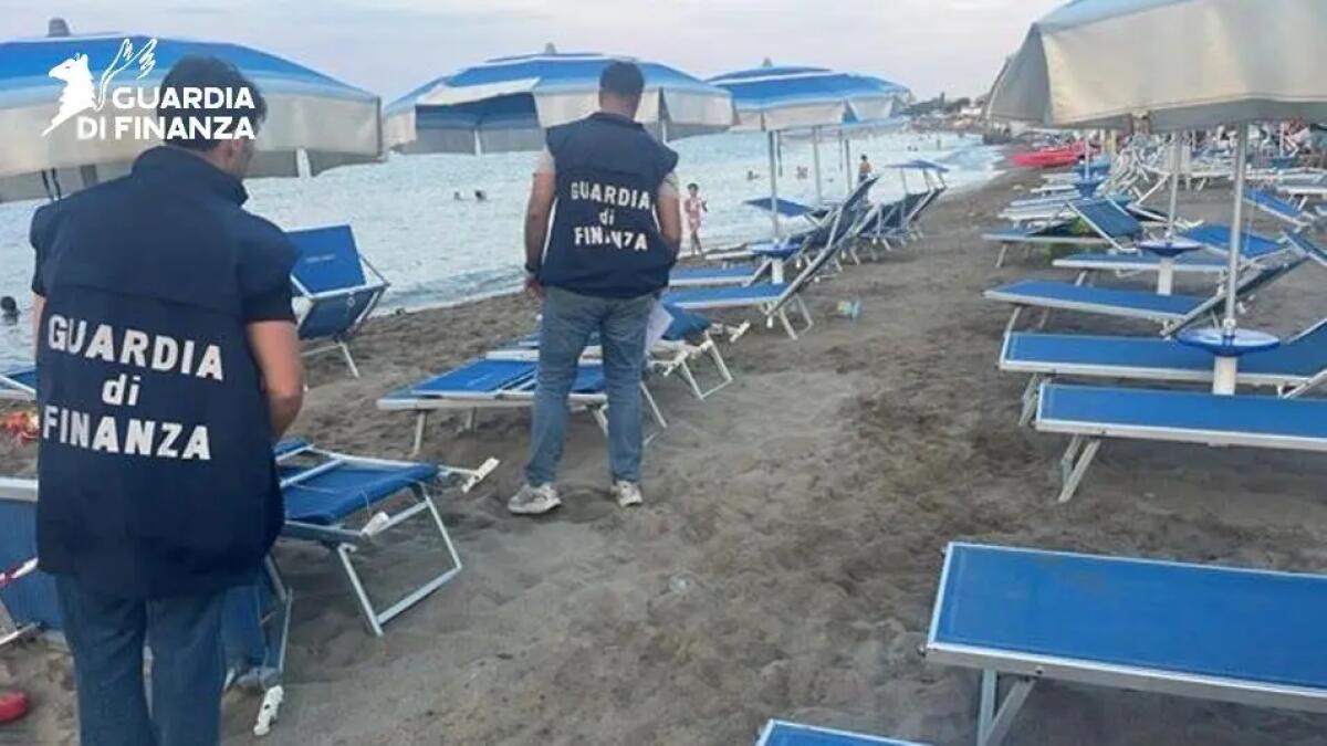 La Guardia di Finanza scopre stabilimento balneare abusivo nel Cosentino, una denuncia - 