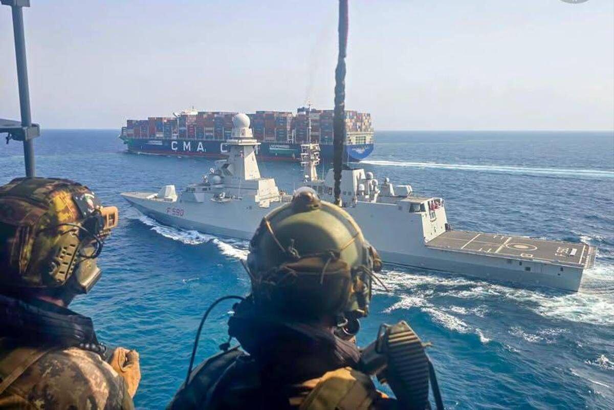 Yemen, nave Marina militare accompagna mercantile italiano nello stretto di Bab El-Mandeb - 