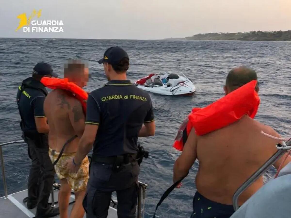 Naufragio nelle acque di Isola di Capo Rizzuto, diportisti tratti in salvo - 