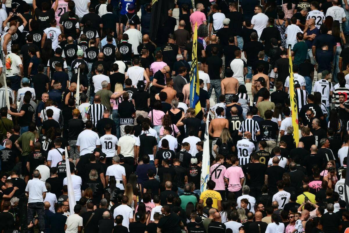 Curva Juve di spalle durante minuto di silenzio per Mazzola, cosa rischiano i bianconeri - 