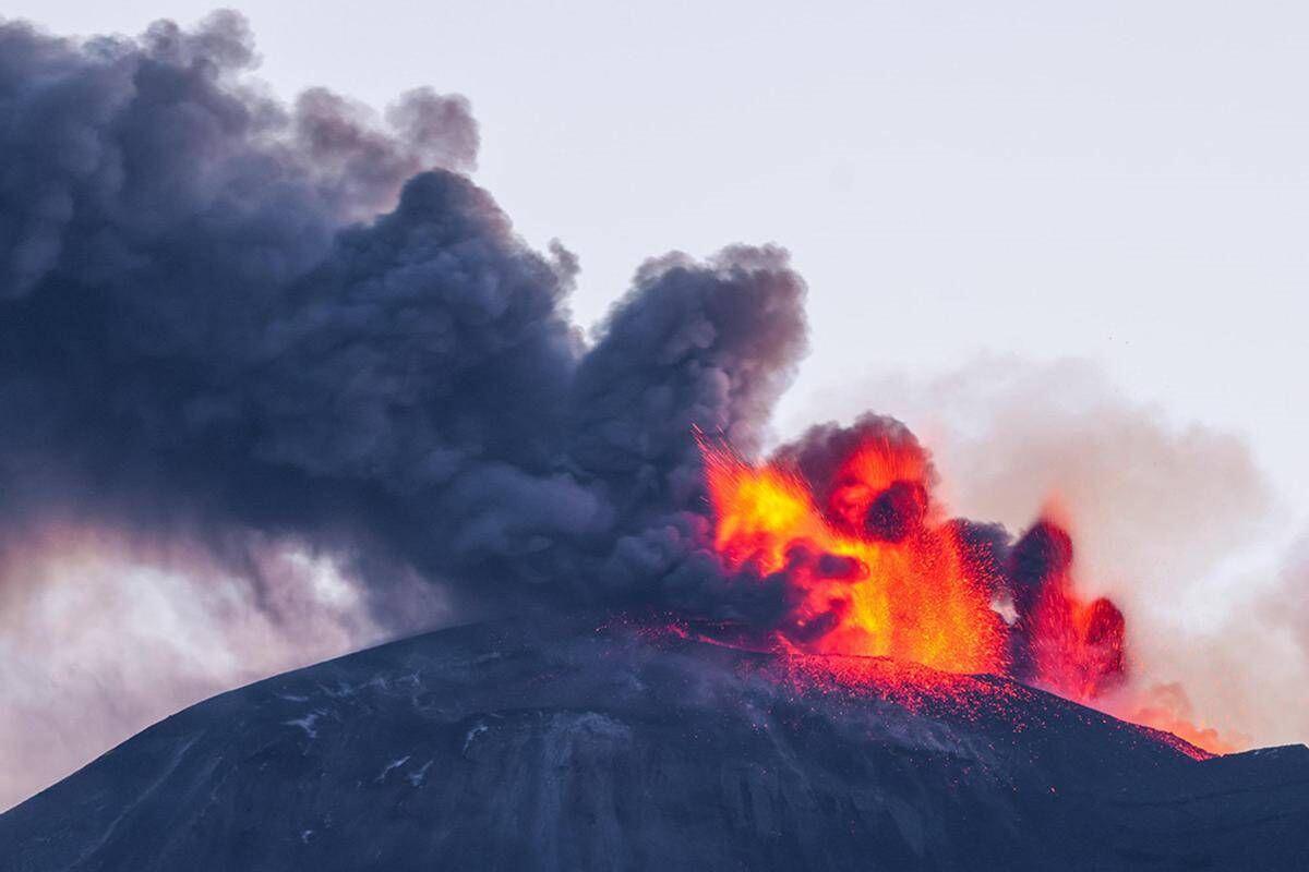 Etna in eruzione, nube di cenere alta 4 chilometri: allerta per il traffico aereo - 