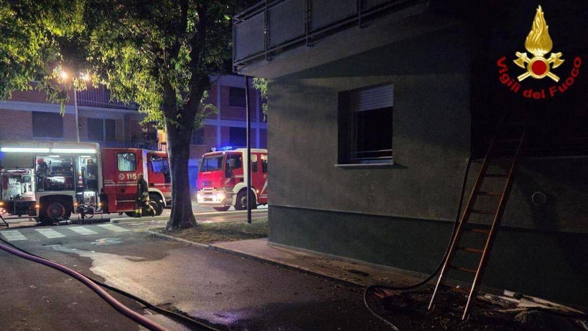 Dramma a Lucca, incendio nella notte a San Vito: 2 morti e 13 feriti - 