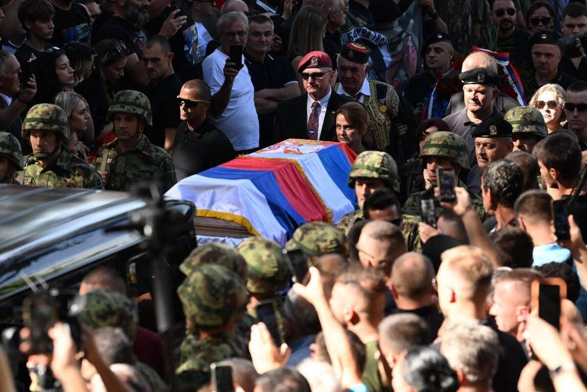 Serbia, migliaia a Belgrado per i funerali di Mladic. Ue: "Era un criminale" - 