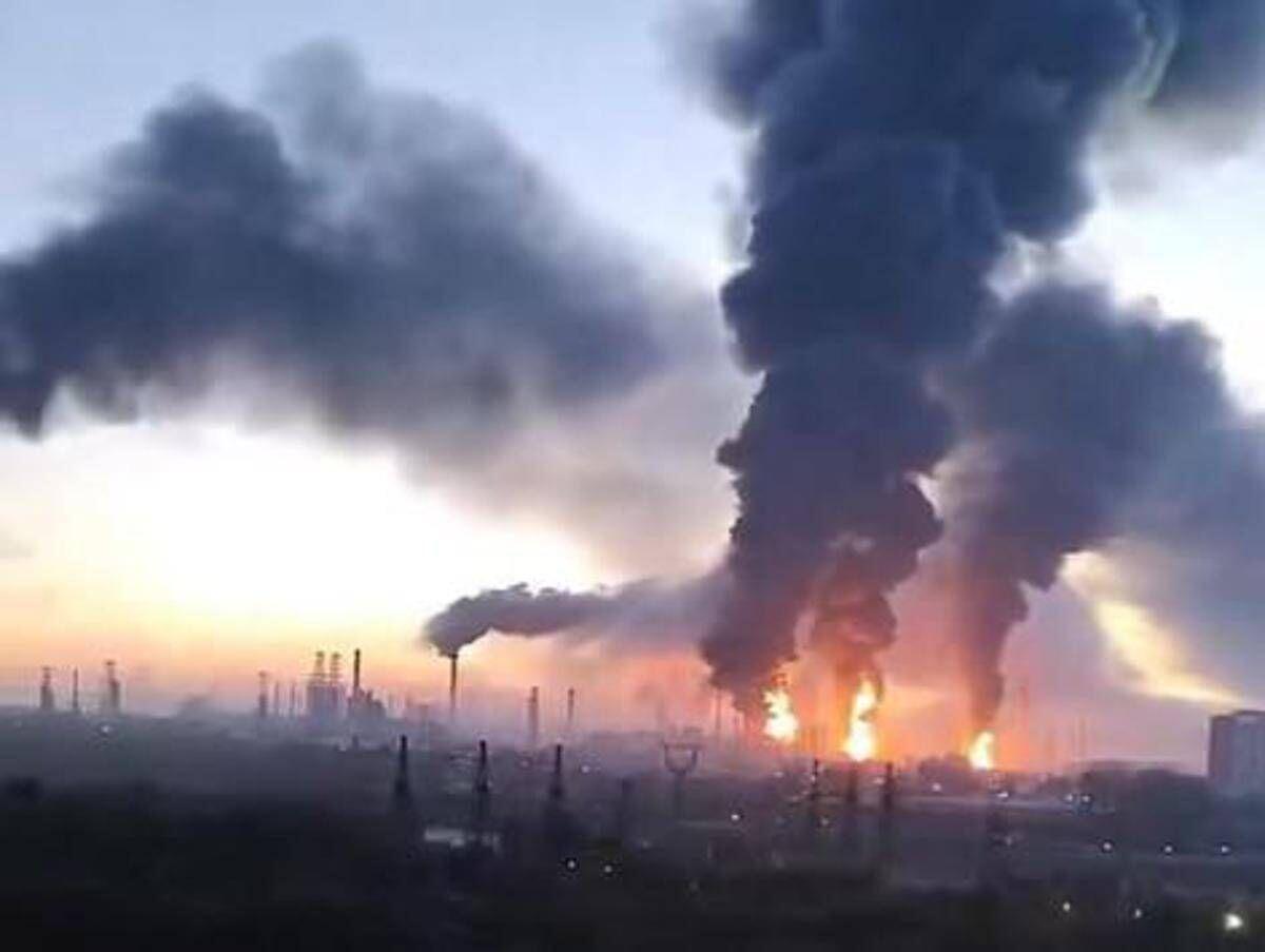 Ucraina, maxi attacco contro la Russia: colpita raffineria. Sindaco Mosca: "Vogliono sabotare elezioni" - 
