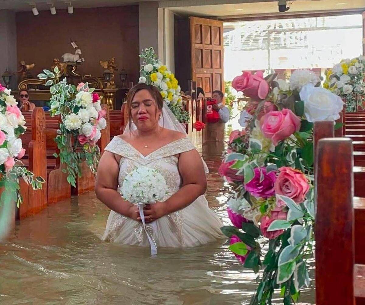 La chiesa è allagata ma il matrimonio 's'ha da fare' - Video - 