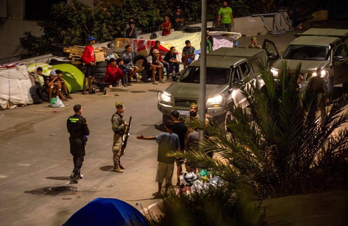 Ceuta, video mostrano militari picchiare migranti: il governo spagnolo apre un'inchiesta - 