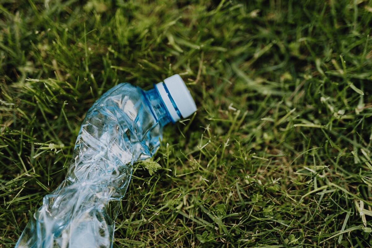 Comprano un terreno e costruiscono una casa... fatta di plastica - 