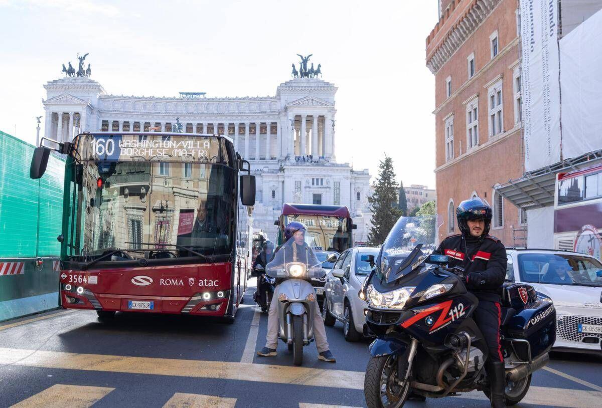 A Roma autobus sempre più 'ostaggi' delle auto, nel centro storico viaggiano anche a 1 km l'ora: lo studio - 