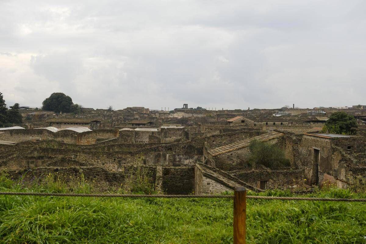 Pompei, si finge guida turistica e abusa di un 17enne in domus chiusa al pubblico: arrestato guardiano del Parco - 