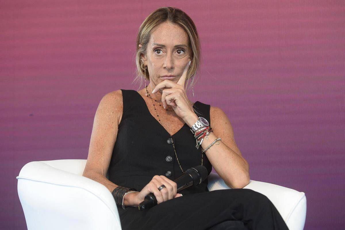 Incidente per Arianna Meloni, polso rotto in vacanza: le foto con il gesso - 