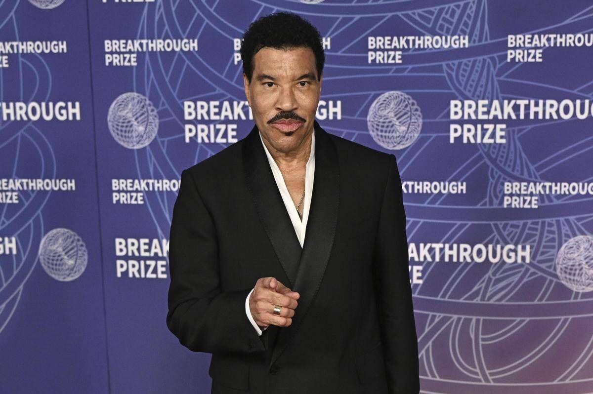 Lionel Richie ricoverato in terapia intensiva dopo il concerto (interrotto) di sabato sera - 