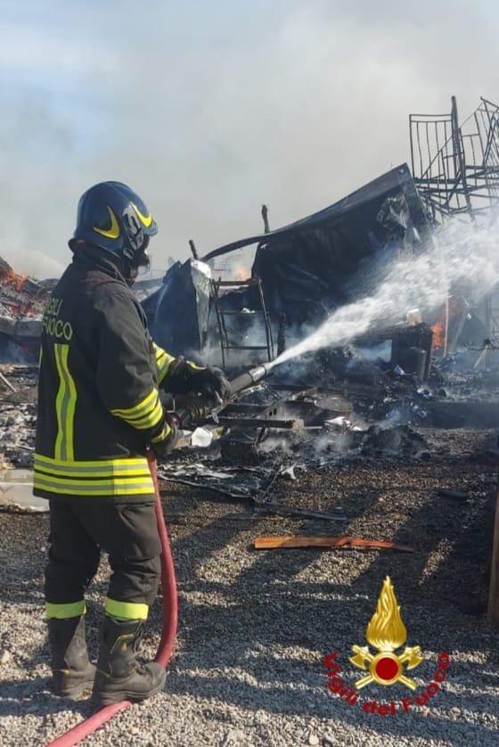 Incendio Canile Cirò Marina Oasi Argo - Foto Uff. Stampa Vigili del fuoco crotone 4.09.2026