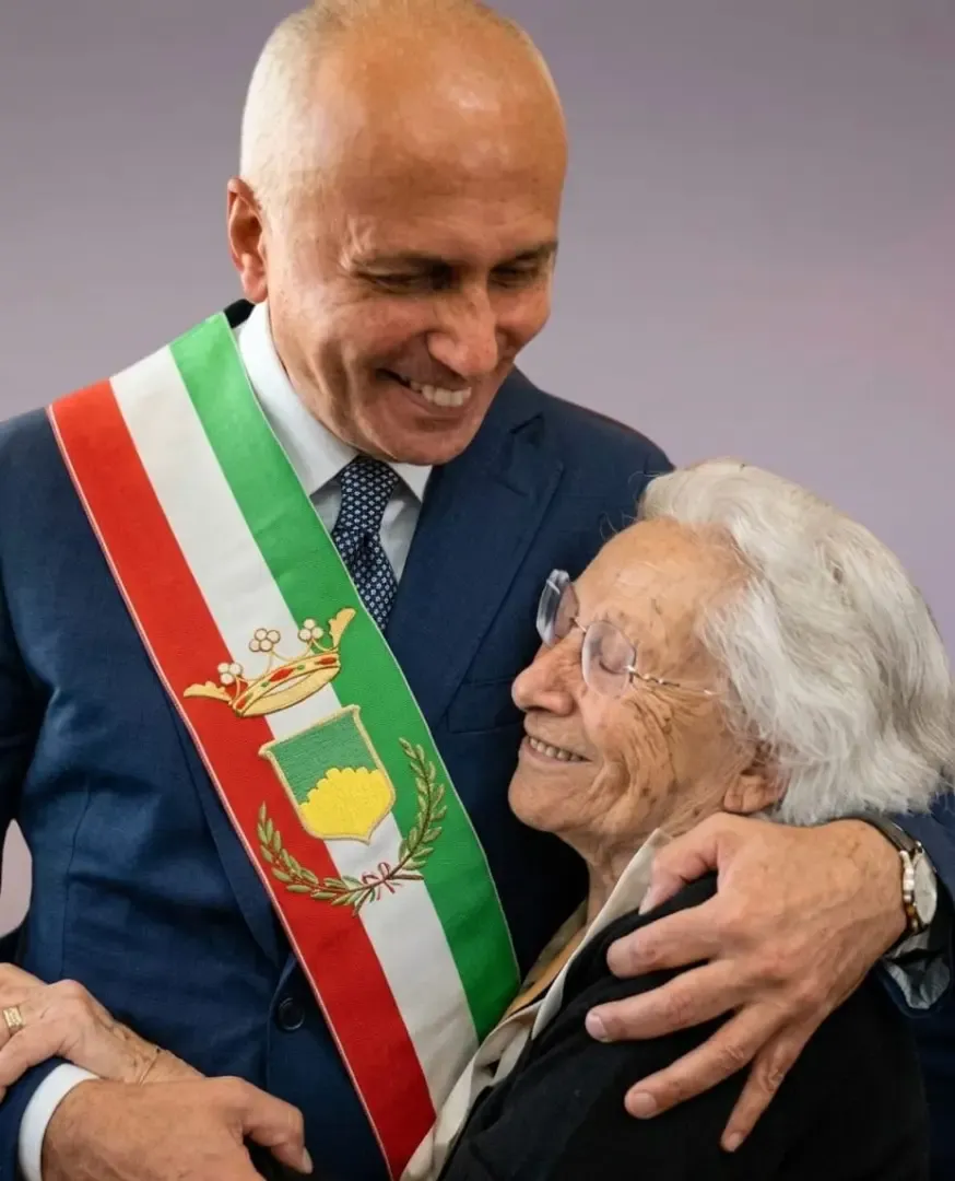 Sindaco Franz Caruso con la madre - Foto Uff. Stampa Comune di Cosenza