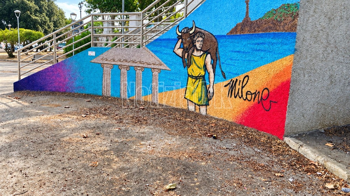 Murale via miscello da ripe crotone - redazione
