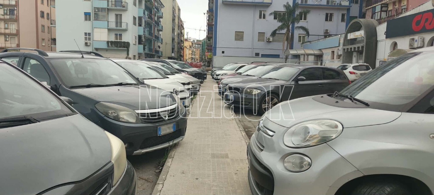 Crotone, marciapiedi di via Giacomo Manna: passaggio proibitivo per i cittadini - Foto: Redazione 