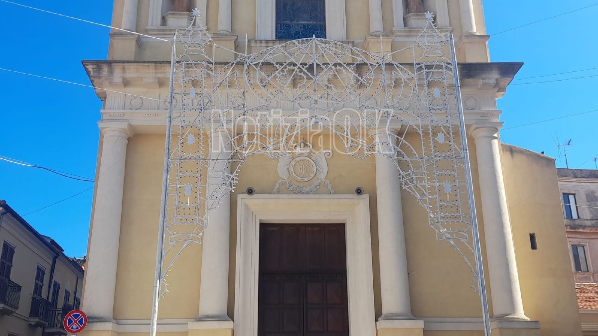 Crotone si prepara alla festa di San Dionigi: al via il montaggio delle luminarie - Foto: Redazione 