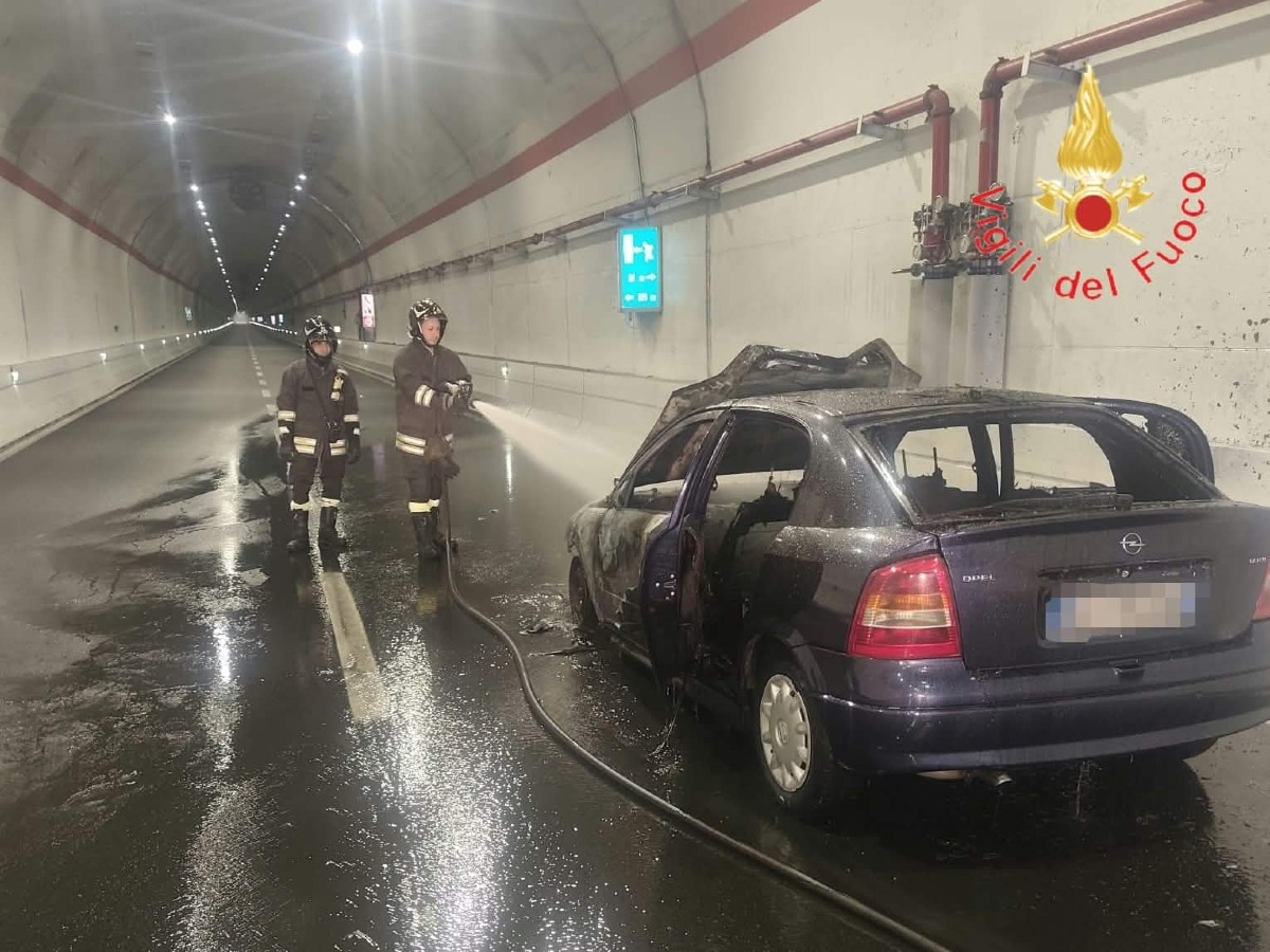 Vettura in fiamme sulla s.s. 280: intervento dei Vigili del Fuoco - Foto: Uff. Stampa Comando dei Vigili del Fuoco di Catanzaro