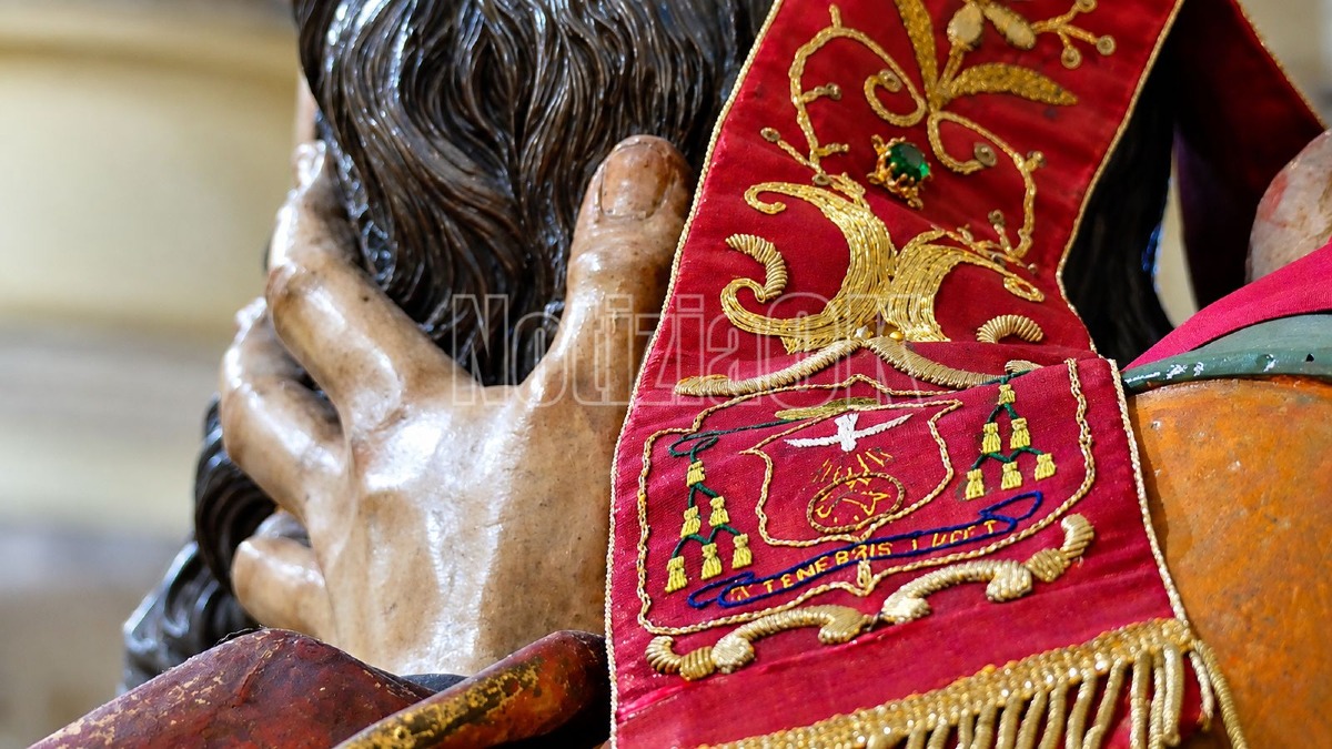 San Dionigi, il primo vescovo di Crotone: sulla statua la mitra appartenuta a monsignor Raimondi - Foto: Redazione 