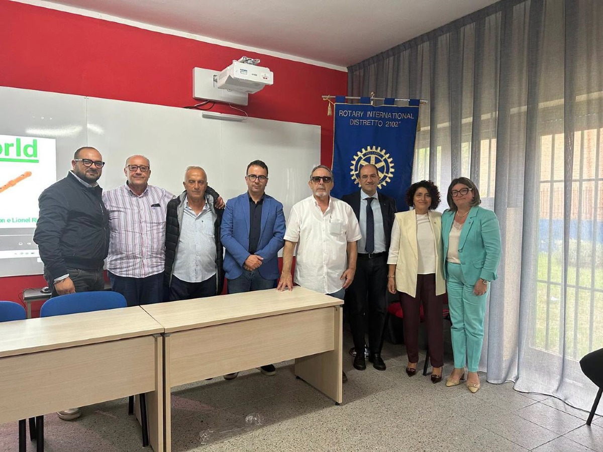 Roccabernarda, strumenti musicali donati alla scuola dal Rotary Club di Santa Severina - Foto: Uff. Stampa Comune di Roccabernarda