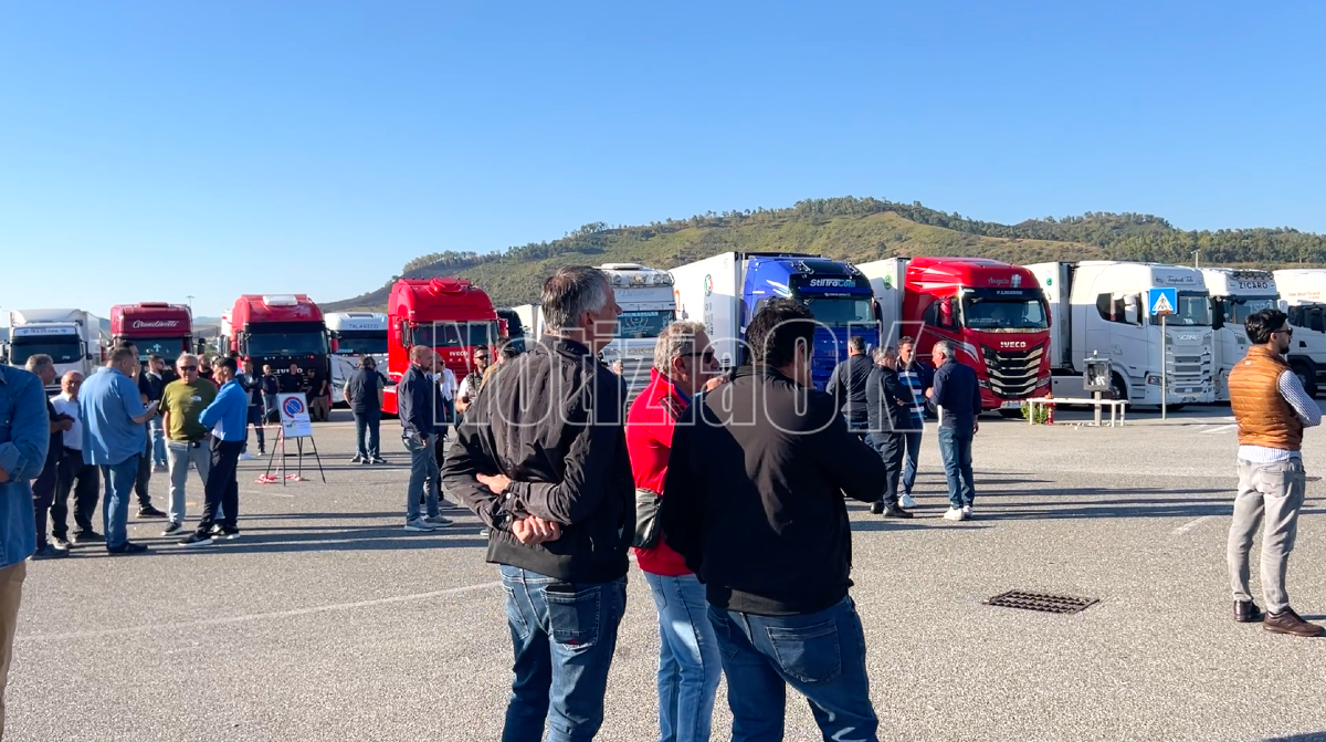 Protesta degli agricoltori a Crotone, passaggio garantito per i rifornimenti - Foto: Redazione