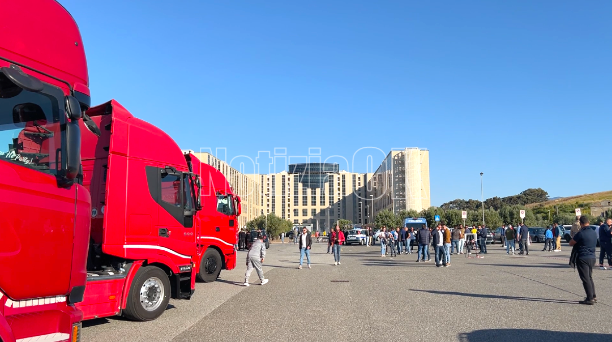 Protesta di autotrasportatori e agricoltori, mobilitazione davanti alla Cittadella regionale - Foto: Redazione