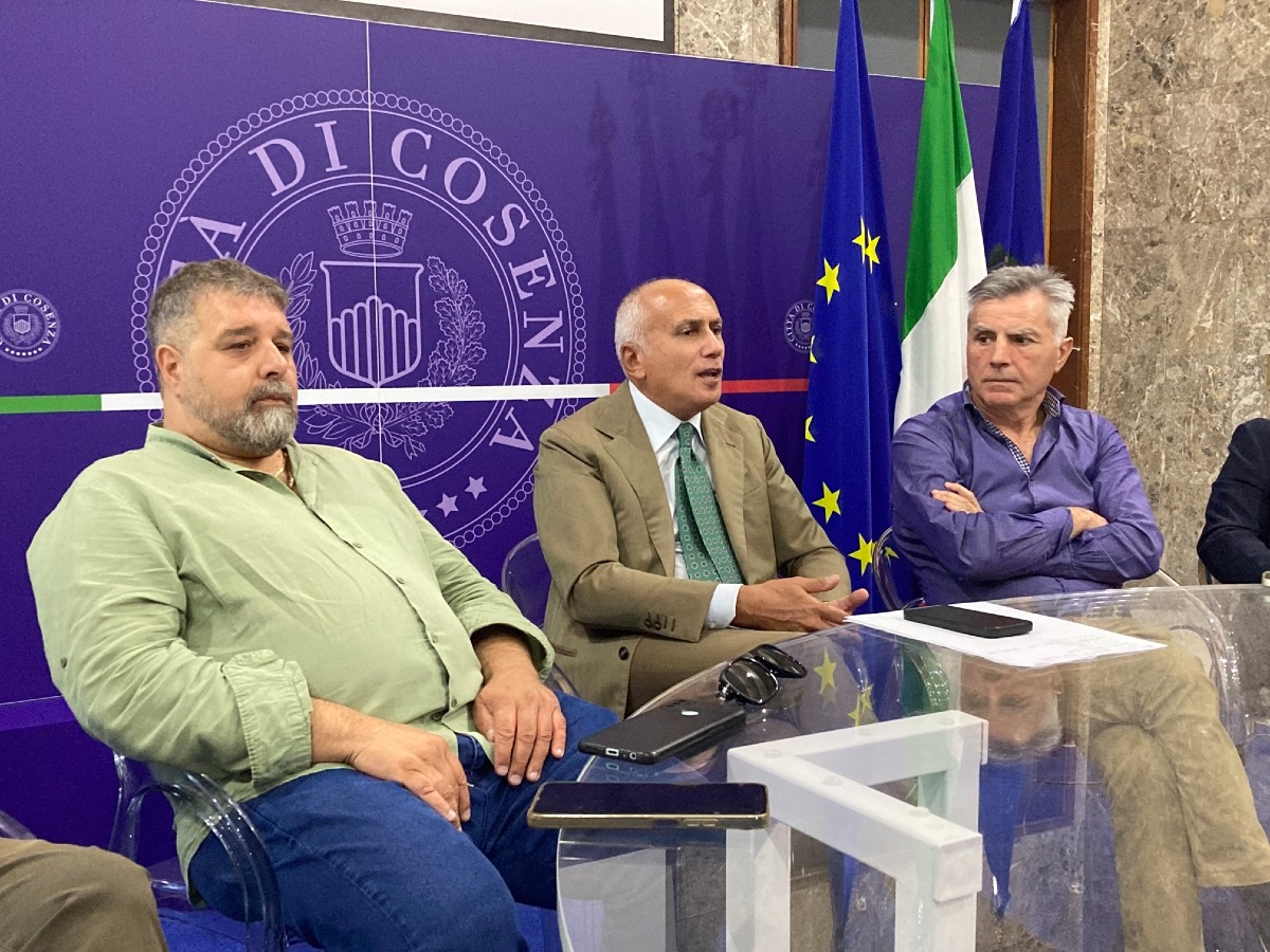 Cosenza, decoro urbano: il Comune annuncia modifiche ai contratti e aumenti per i lavoratori - Foto: Uff. Stampa Comune di Cosenza