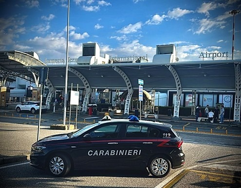 Cartuccia nel marsupio ai controlli dell’aeroporto di Lamezia: denunciato 55enne - Foto Uff. Stampa Carabinieri Catanzaro