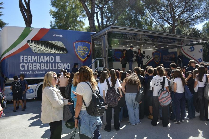 Crotone - Action Week contro il cyberbullismo. La Polizia incontra i giovani - Foto: Questura di Crotone