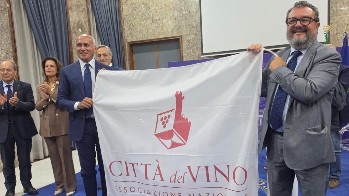 Cosenza entra nella rete delle Città del Vino: consegnata al sindaco Franz Caruso la bandiera dell’Associazione - Foto: Uff. Stampa Comune di Cosenza