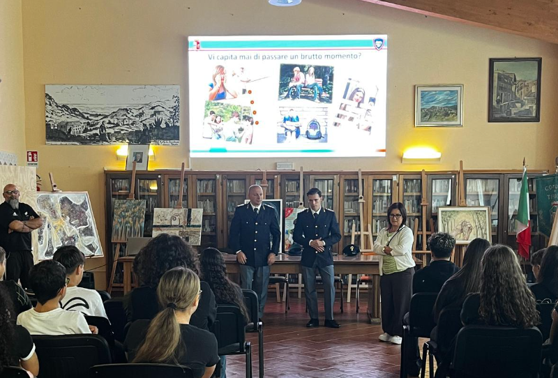 Cyberbullismo, la Polizia Postale incontra 100 studenti a Tiriolo - Foto: Uff. Stampa Questura di Catanzaro