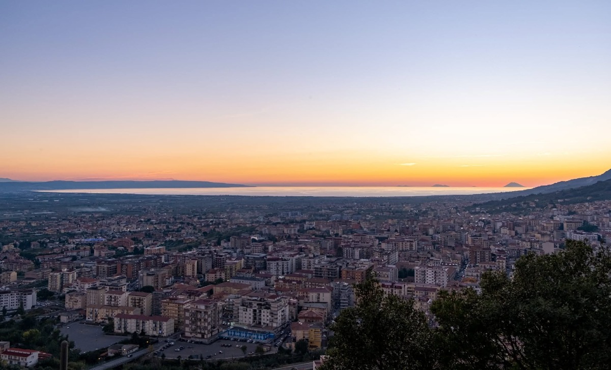 Lamezia Terme, la Madonnina si illumina di turchese per la Giornata Mondiale della Dislessia - Foto: Uff. Stampa Comune di Lamezia Terme