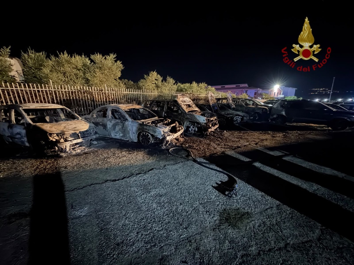 Incendio in una concessionaria a Tarsia: dieci auto coinvolte - Foto Uff. Stampa Vigili del fuoco Cosenza 