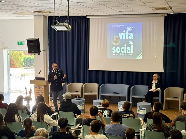 Castrolibero - “Una Vita da Social – Action Week”, la Polizia di Stato incontra gli studenti - Foto Uff Stampa Questura di Cosenza 