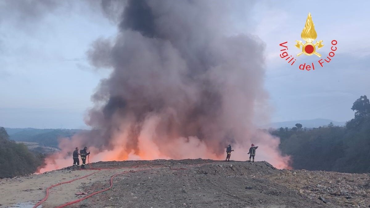 Pianopoli, incendio nella discarica: Vigili del Fuoco al lavoro per ore - Foto Uff Stampa Vigili del fuoco 