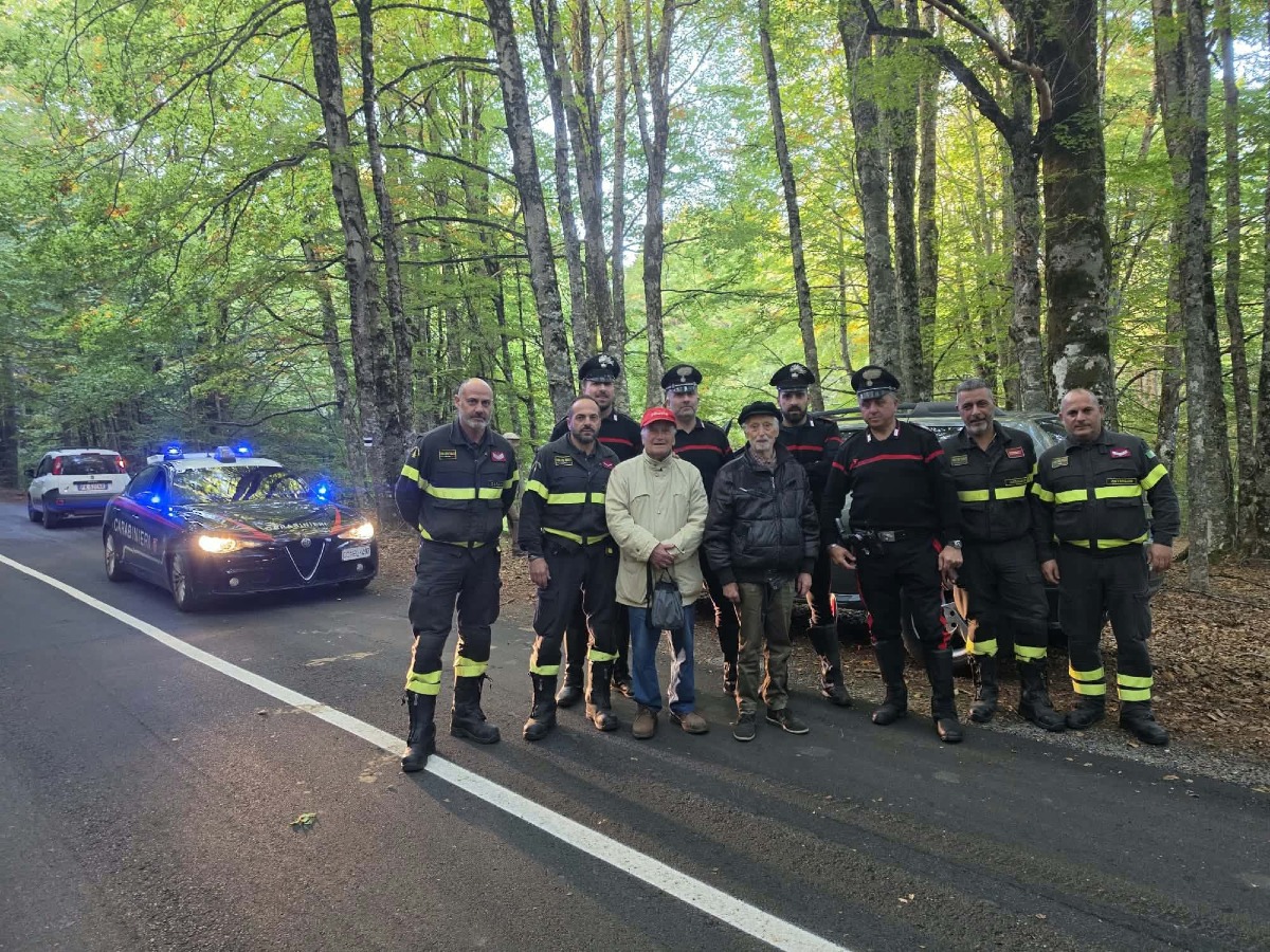 Sila, dispersi nei boschi dopo aver cercato funghi: salvati due anziani di 84 e 94 anni - Foto: Uff. Stampa Comando dei Carabinieri di Catanzaro