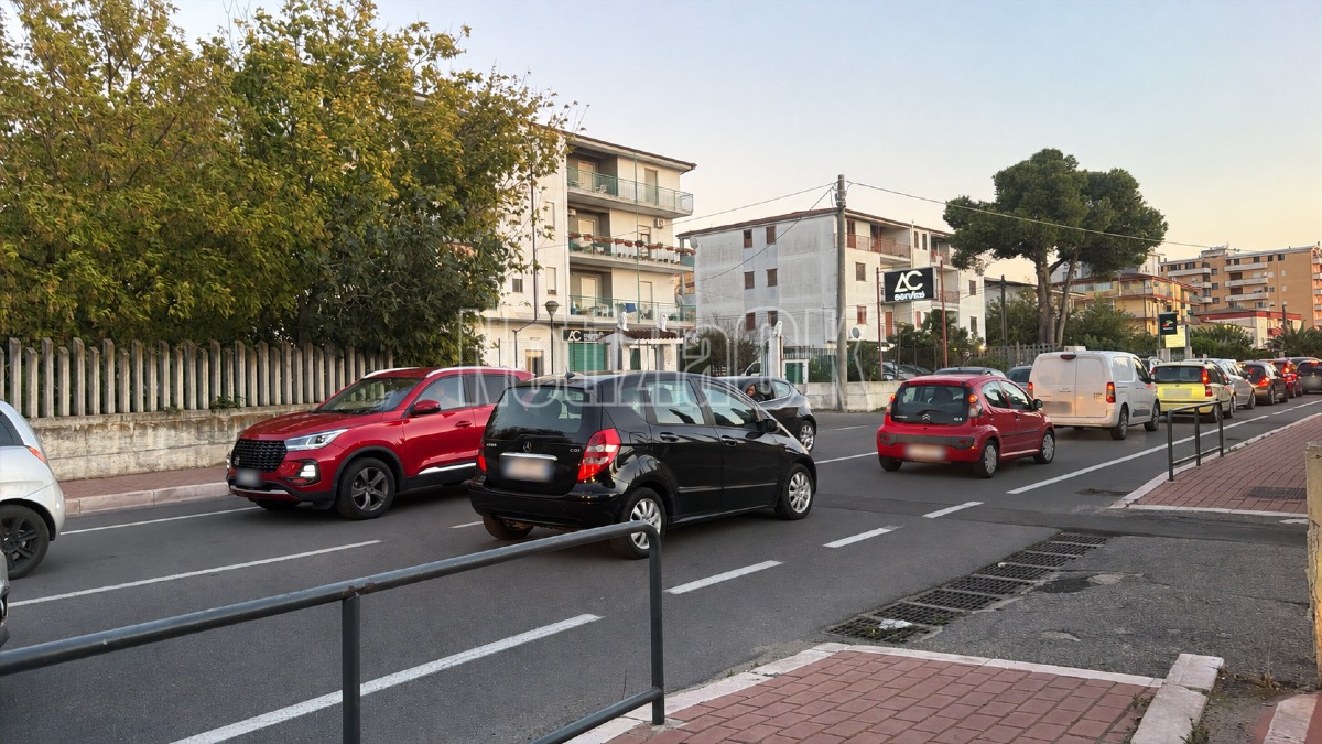 Crotone, allarme traffico in via Nazioni Unite: «Può diventare una trappola» - Foto: Redazione 