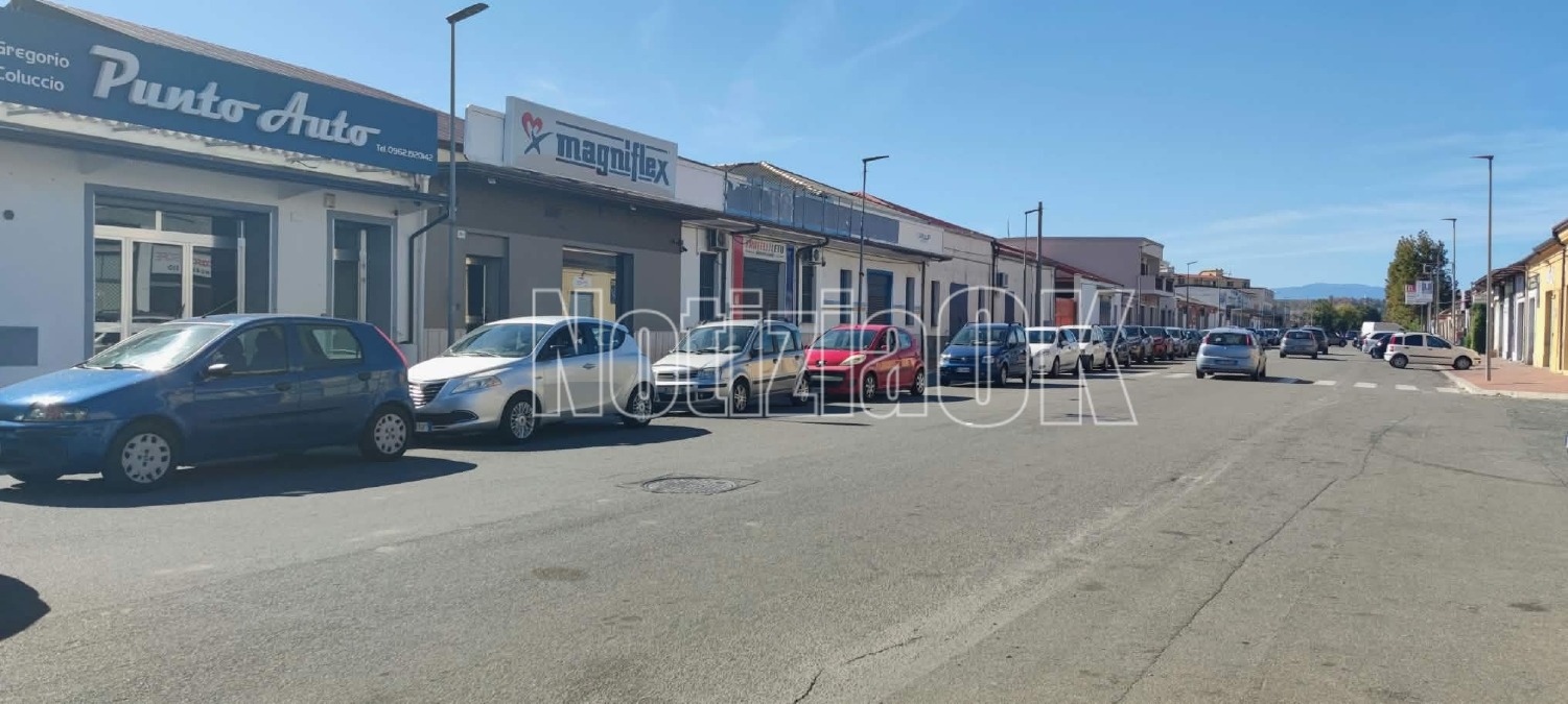 Crotone, è caccia al carburante: lunghe code ai distributori, arriva qualche rifornimento - Foto: Redazione