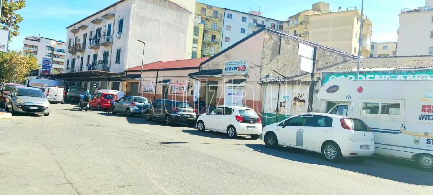 Crotone, tutti a caccia del carburante: auto in coda per ore, ed è solo l'inizio - Foto: Redazione