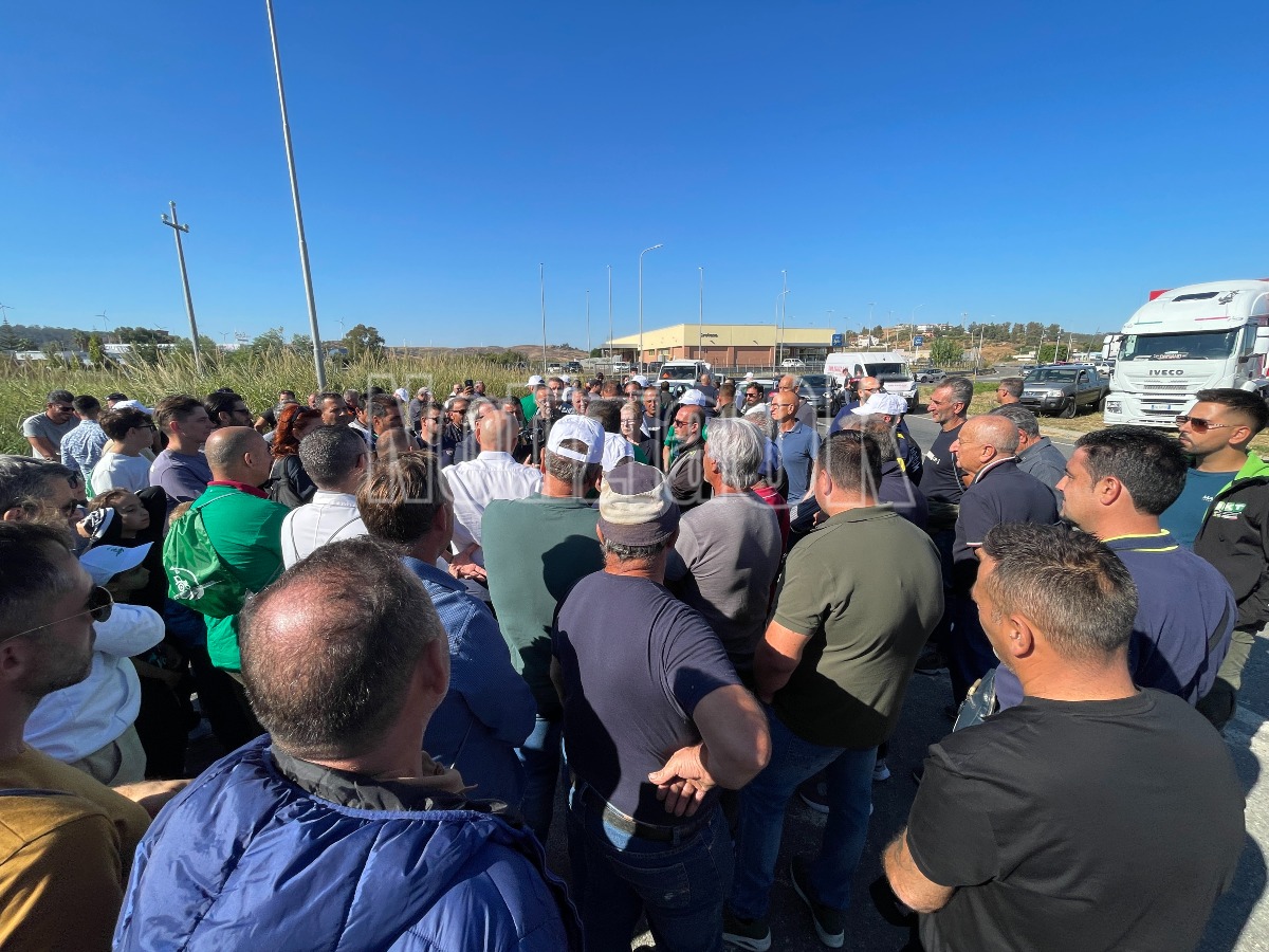 Caro carburanti, agricoltori e tir in presidio nel catanzarese - Foto: Redazione 