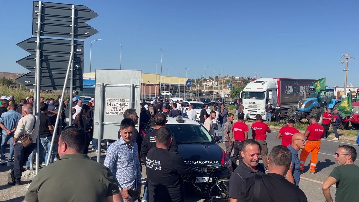 Caro carburanti, tir in presidio sul Tirreno cosentino: ecco i punti della protesta - Foto: Redazione 