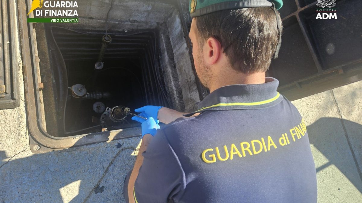 Vibo Valentia, gasolio con valori irregolari: sequestrati 6.444 litri - Foto Uff. Stampa Guardia di Finanza 