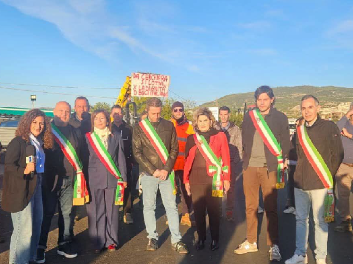 Amendolara al fianco degli agricoltori: istituzioni in piazza contro il caro carburanti e i rincari - Foto: Uff. Stampa Comune di Amendolara