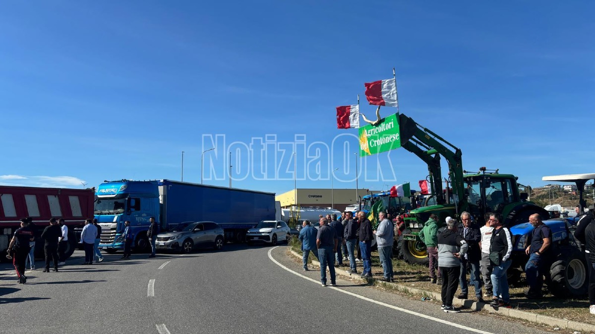 Crotone, benzina e gasolio nel mirino: la protesta blocca tre snodi  - Foto: Redazione 