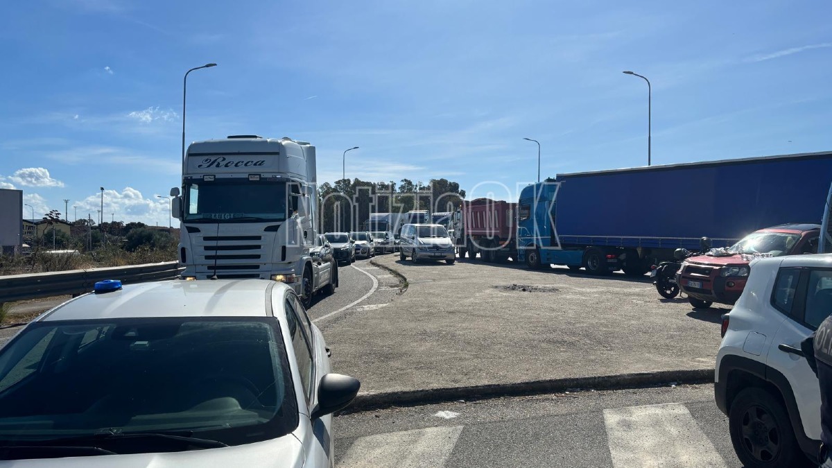 Cosenza, il gasolio a 2,50 euro mette in ginocchio i camionisti: «Così non si può lavorare» - Foto: Redazione 