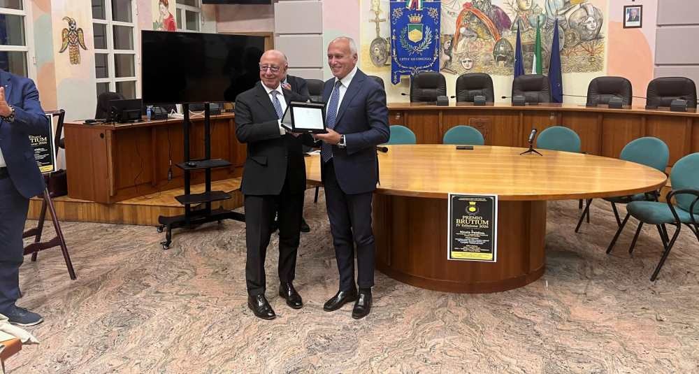 Cosenza - Premio Brutium a Nicola Paldino, riconoscimento al presidente della BCC Mediocrati - Foto: Uff Stampa Comune di Cosenza