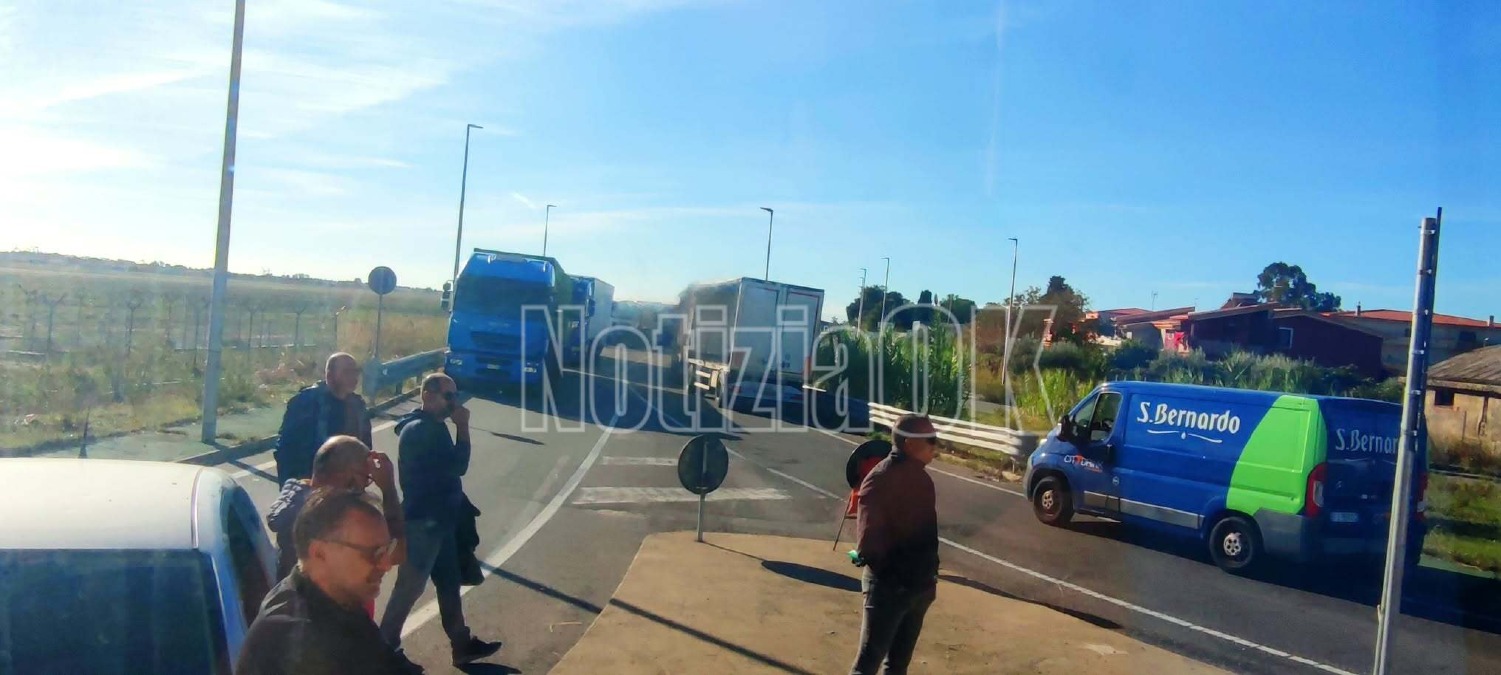 Sant'Anna, prosegue la protesta sulla S.S. 106: "Lavorare è diventato un lusso che non possiamo permetterci" - Foto: Redazione 