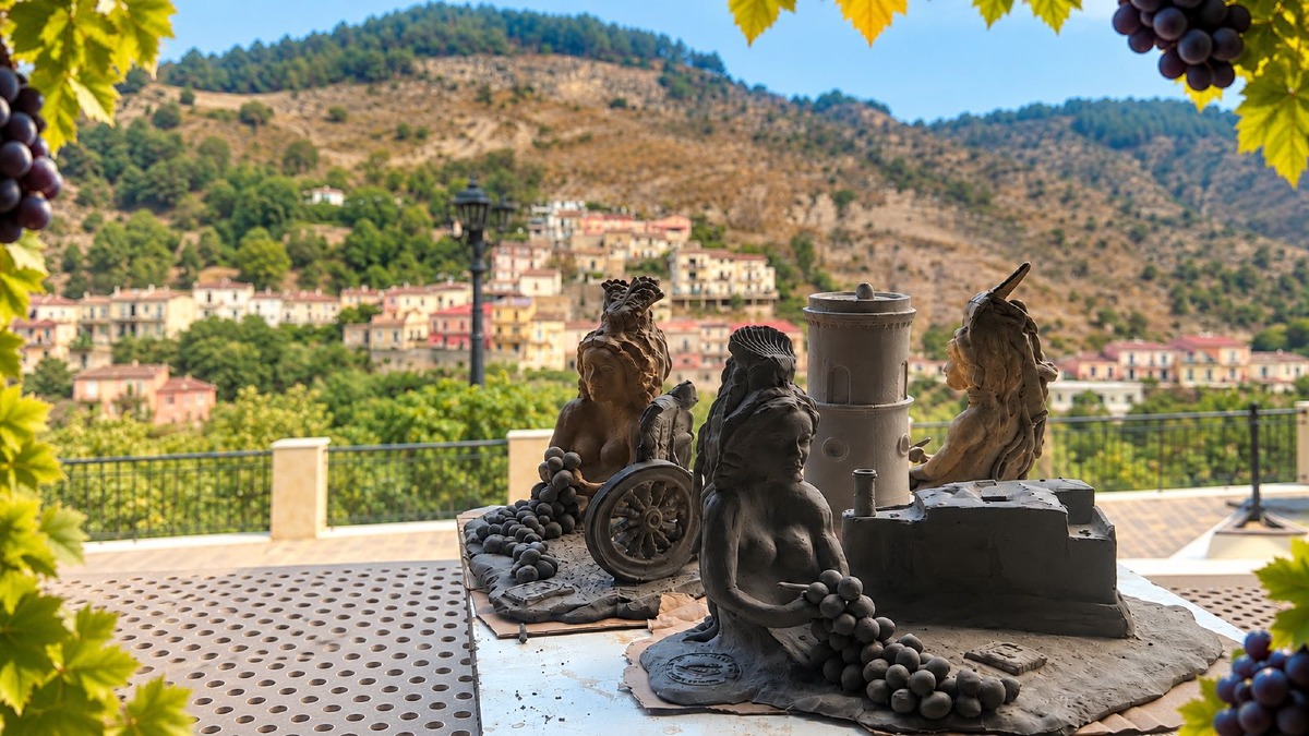 Caccuri, la Sagra dell’Uva premia la creatività dei bambini: tre opere in terracotta firmate NAHITOS® - Foto Uff. Stampa 