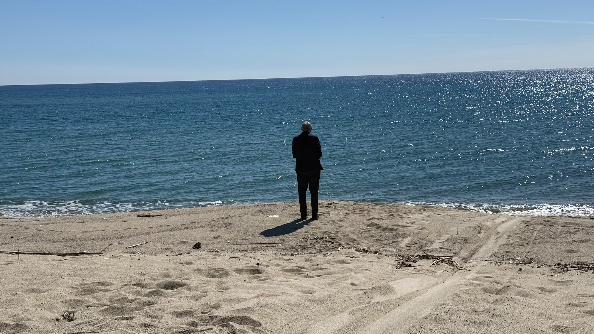 Don Luigi Ciotti in preghiera sulla spiaggia di Steccato di Cutro, luogo della tragedia - 