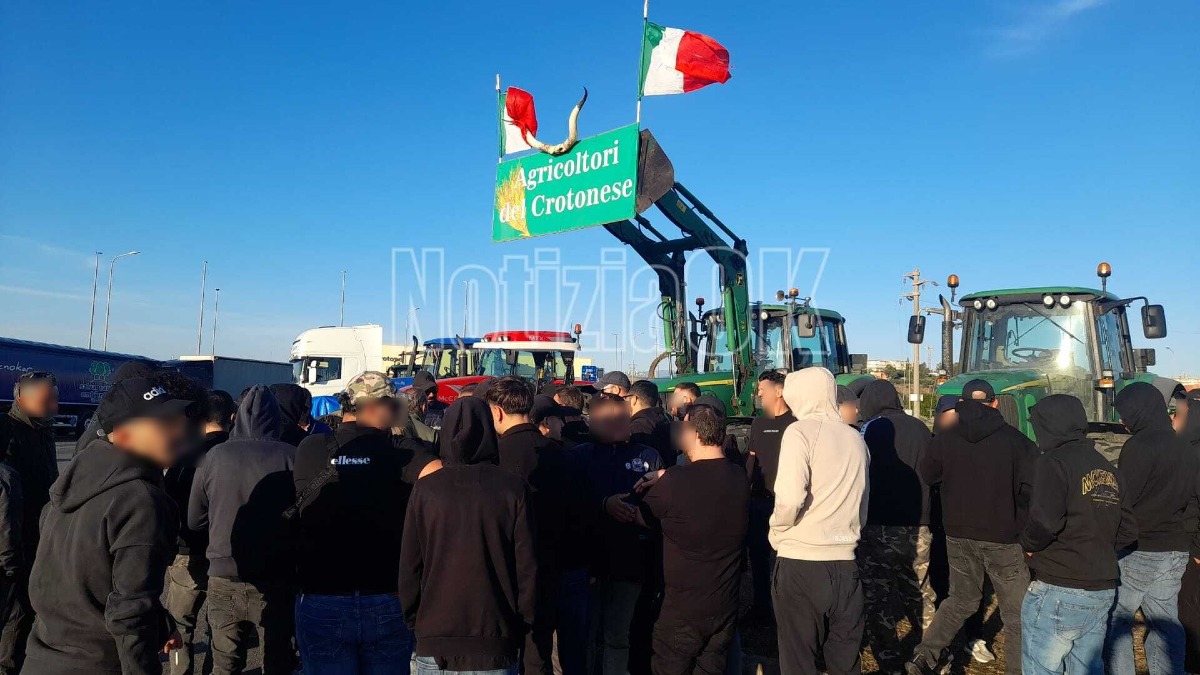 Crotone, i tifosi della Curva Sud si fermano al Passovecchio: solidarietà agli agricoltori - Foto: Redazione 